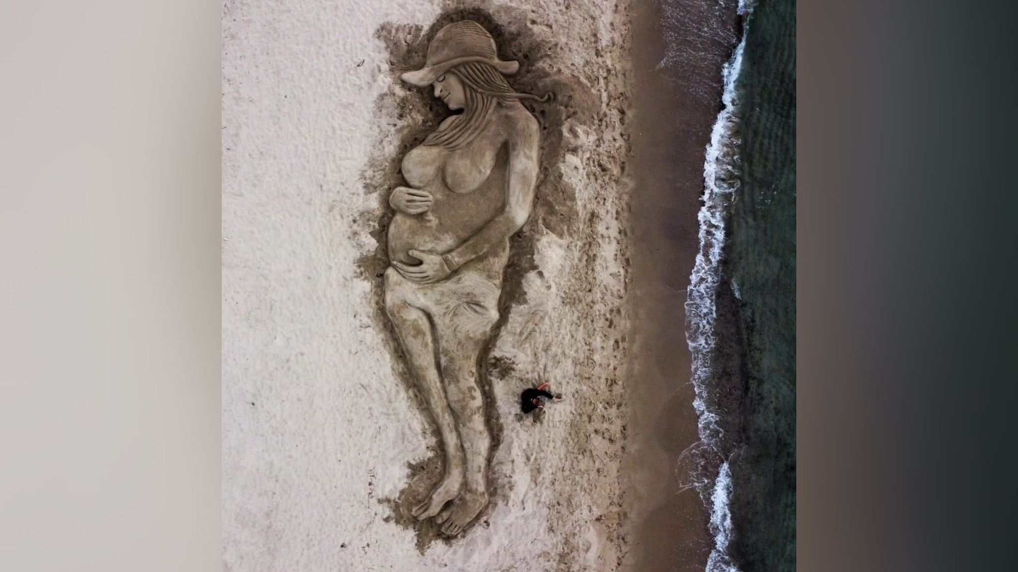 Nord Sardegna: in spiaggia una scultura dedicata alla 29enne incinta uccisa