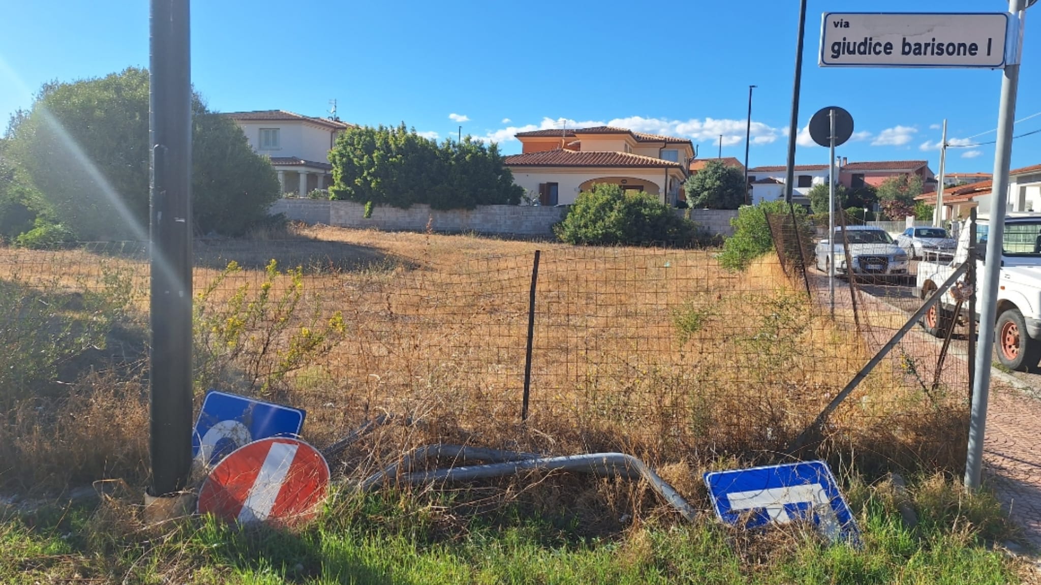 Olbia, segnaletica stradale abbandonata sul ciglio della strada