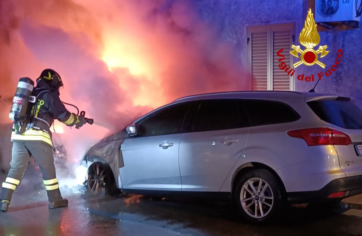 Siniscola, attentato nella notte: a fuoco due auto
