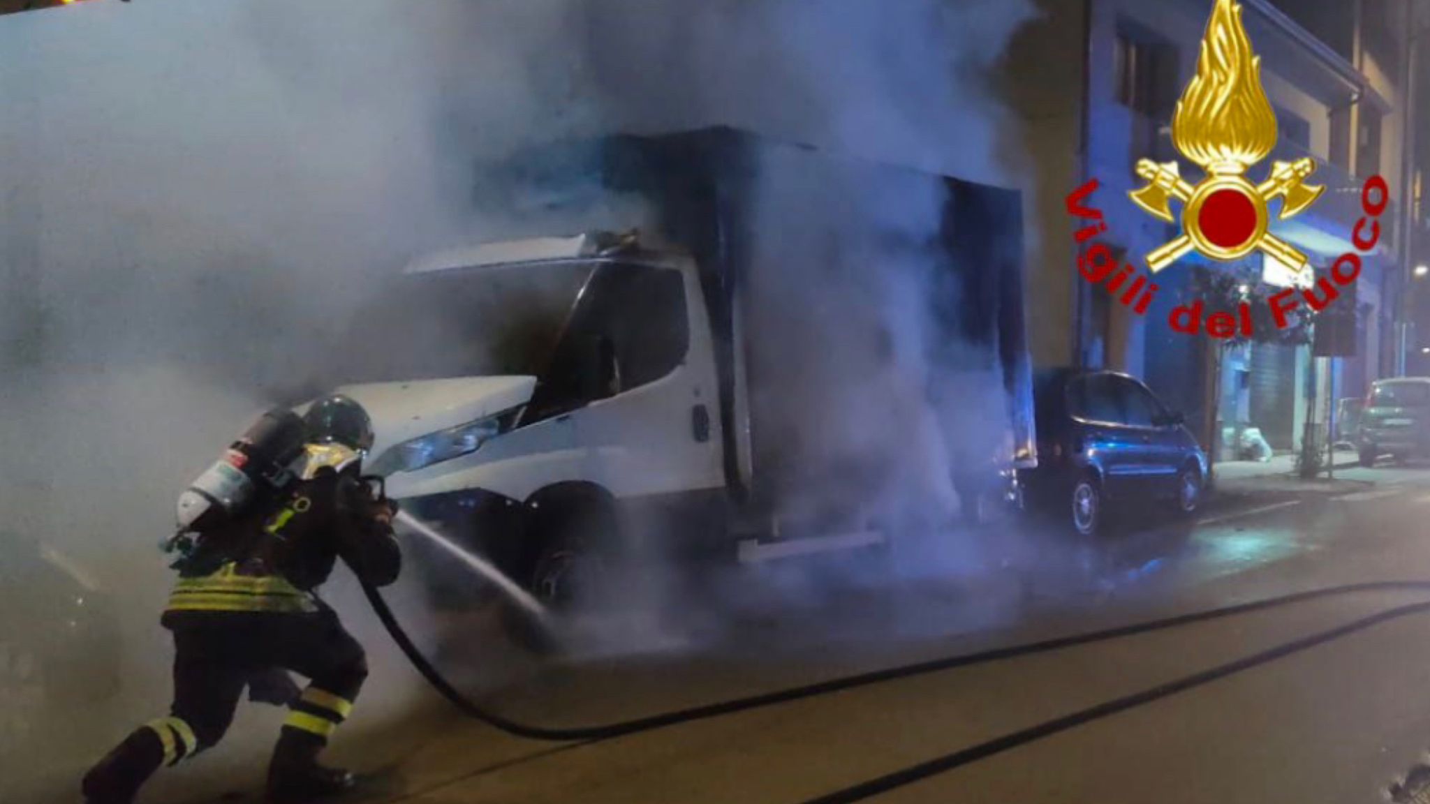 Siniscola, attentato incendiario: furgone in fiamme
