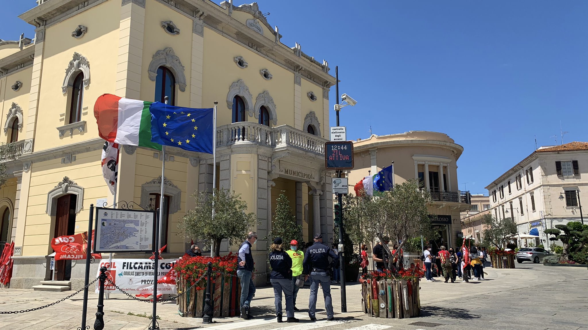 Olbia, chiudono le profumerie Douglas: sit-in di protesta delle dipendenti