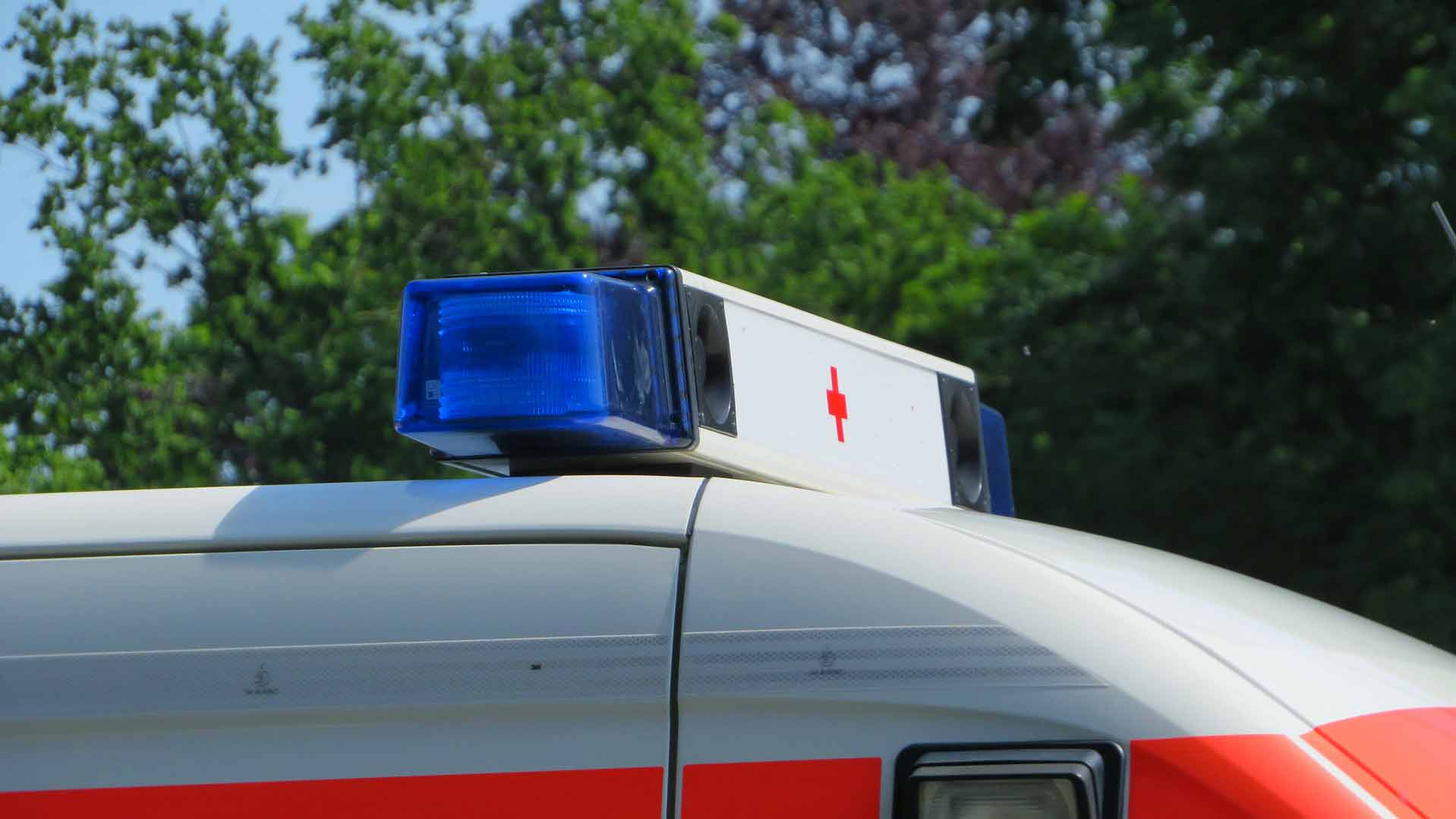 Incidente su SS 131 DCN: auto si ribalta