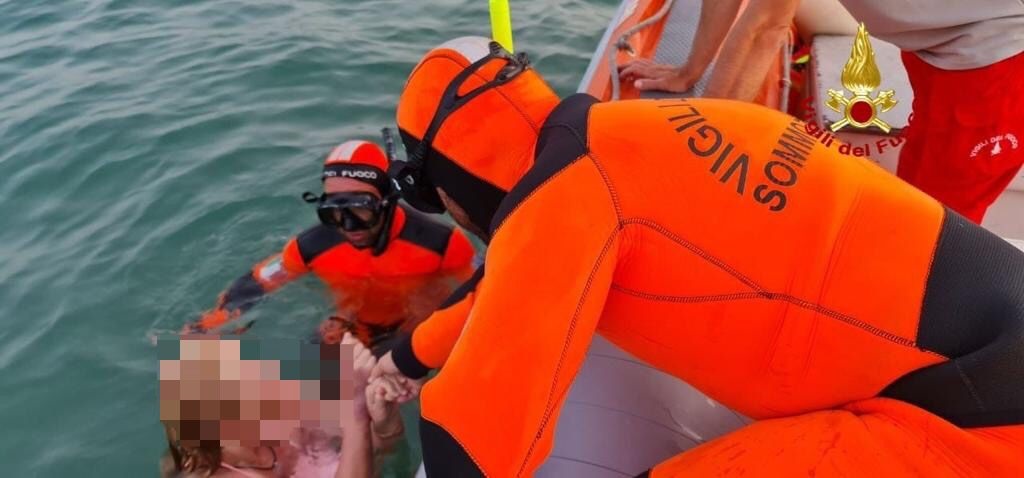 Nord Sardegna, donna in difficoltà salvata in mare dai sommozzatori VVF