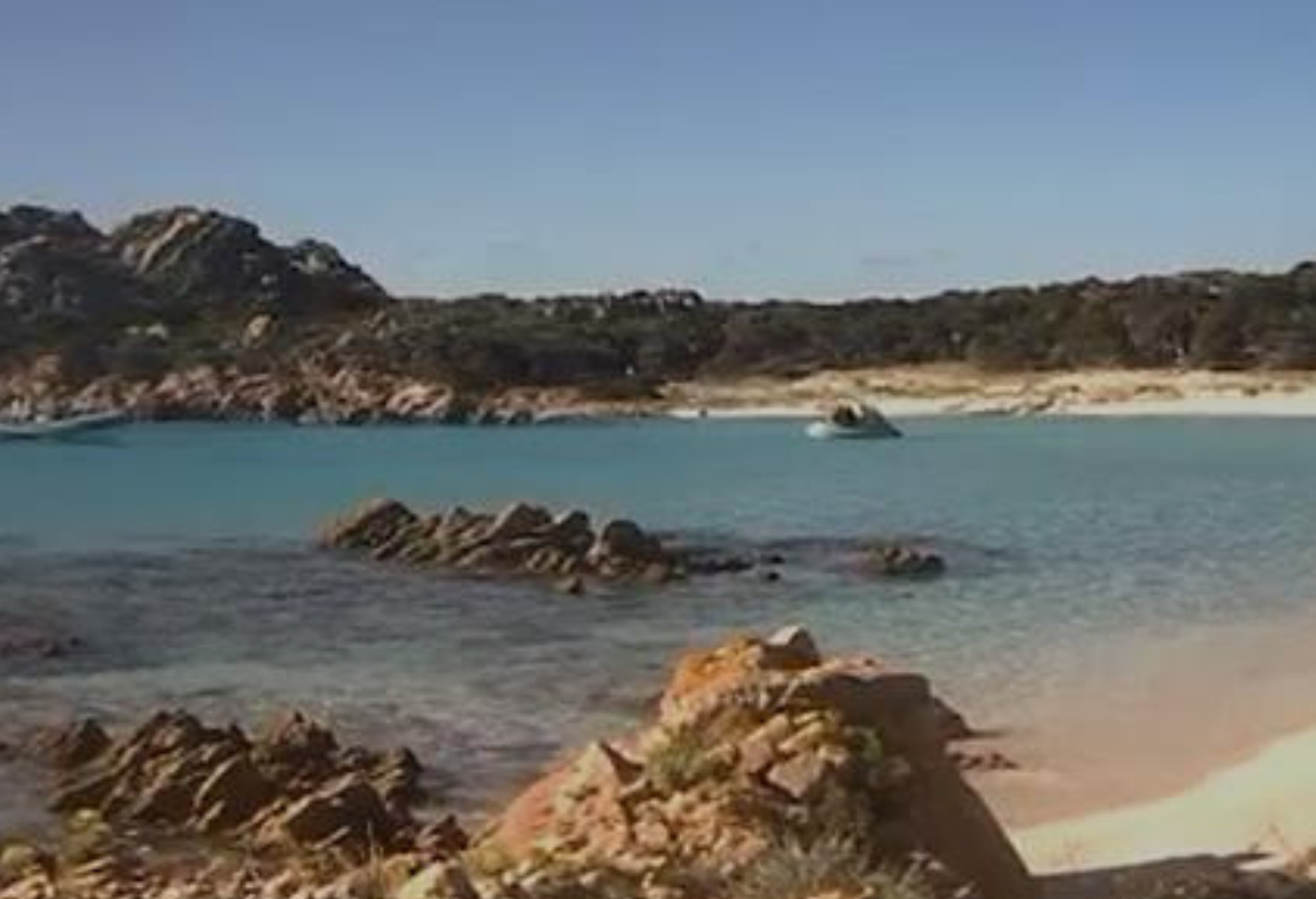 La Maddalena, turisti passeggiano sulla spiaggia rosa: multati