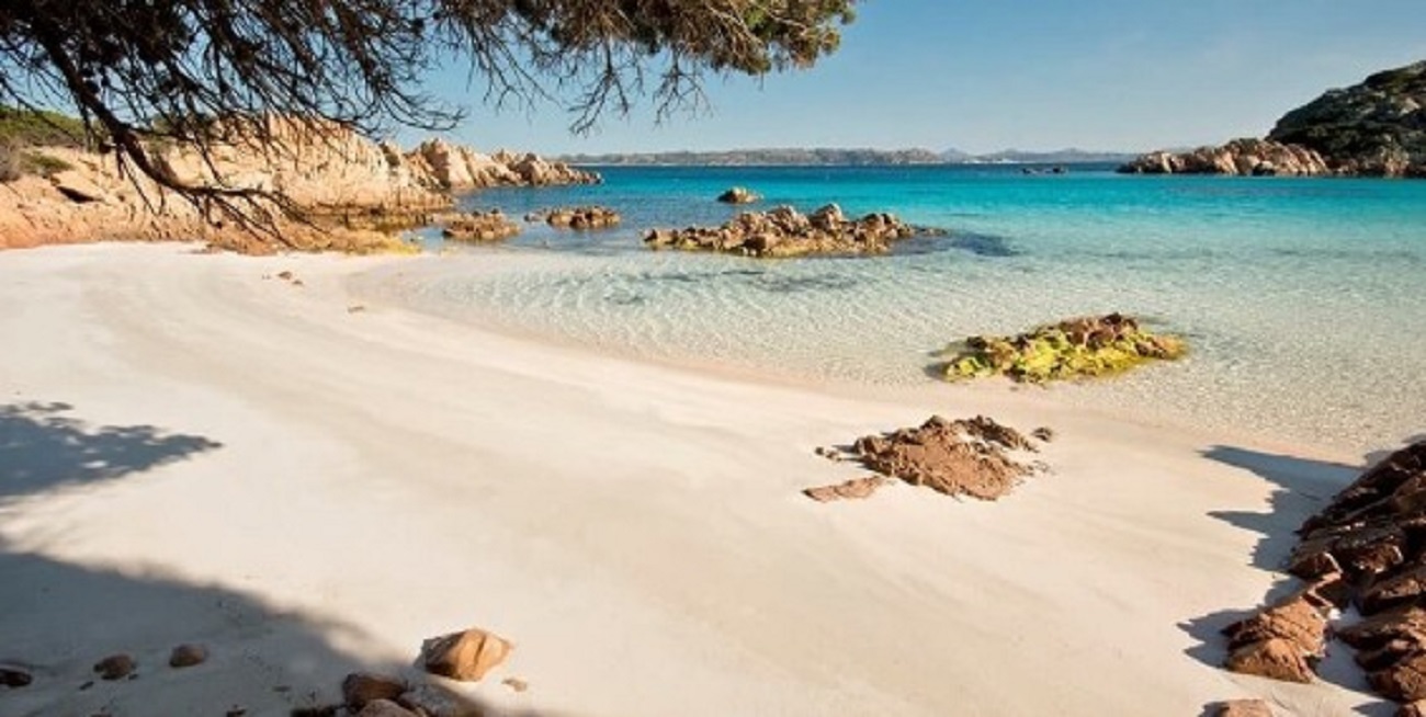 La Maddalena, telecamere sulla spiaggia rosa di Budelli