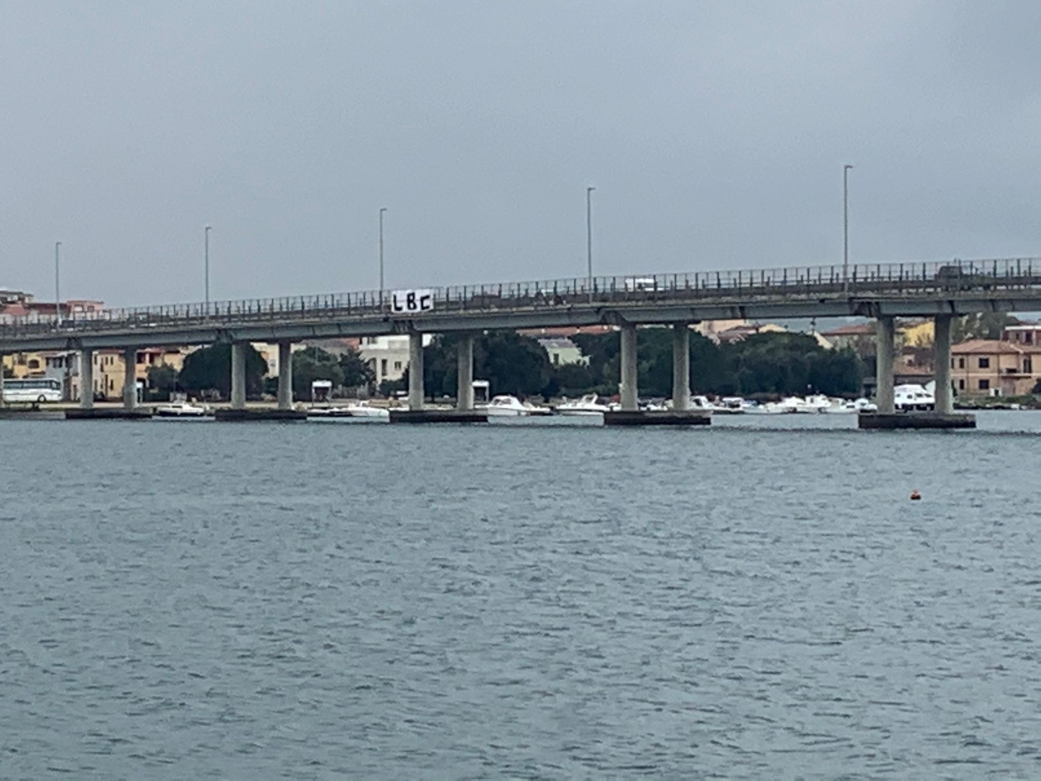Olbia, uno striscione sulla sopraelevata: cosa sarà?