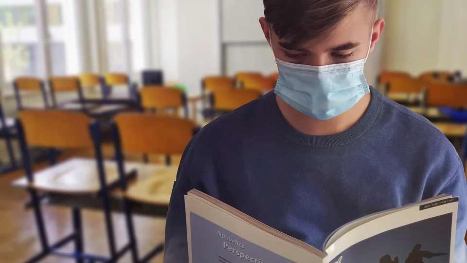 Covid dilaga a scuola: decine di studenti positivi