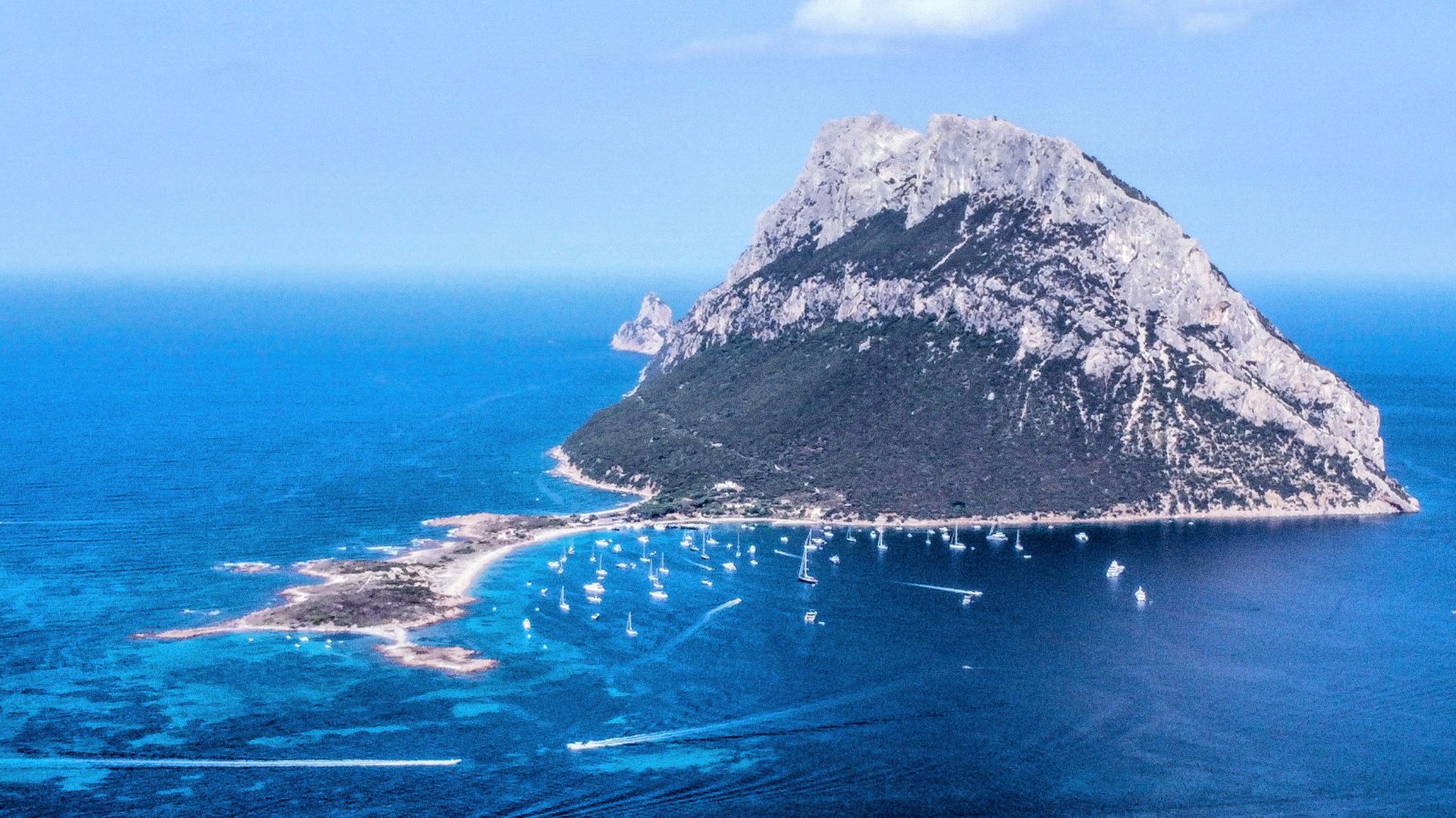 Olbia, Tavolara al centro della protesta: “Non c’è arrampicata, l’ordinanza è senza senso”