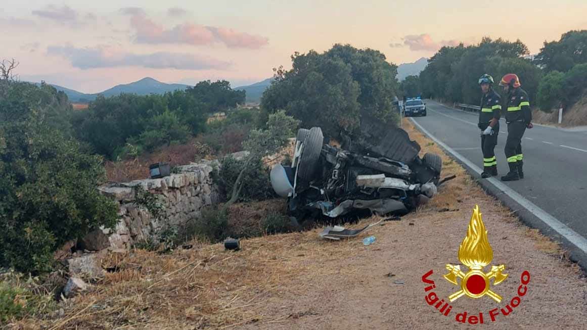 Tempio, incidente su Sp 133: due feriti, auto distrutta