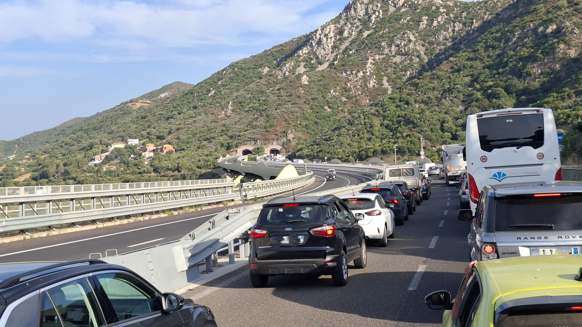 Incidente galleria Cuponeddi: chilometri di coda sulla SS 131 Dcn, automobilisti bloccati sotto il sole