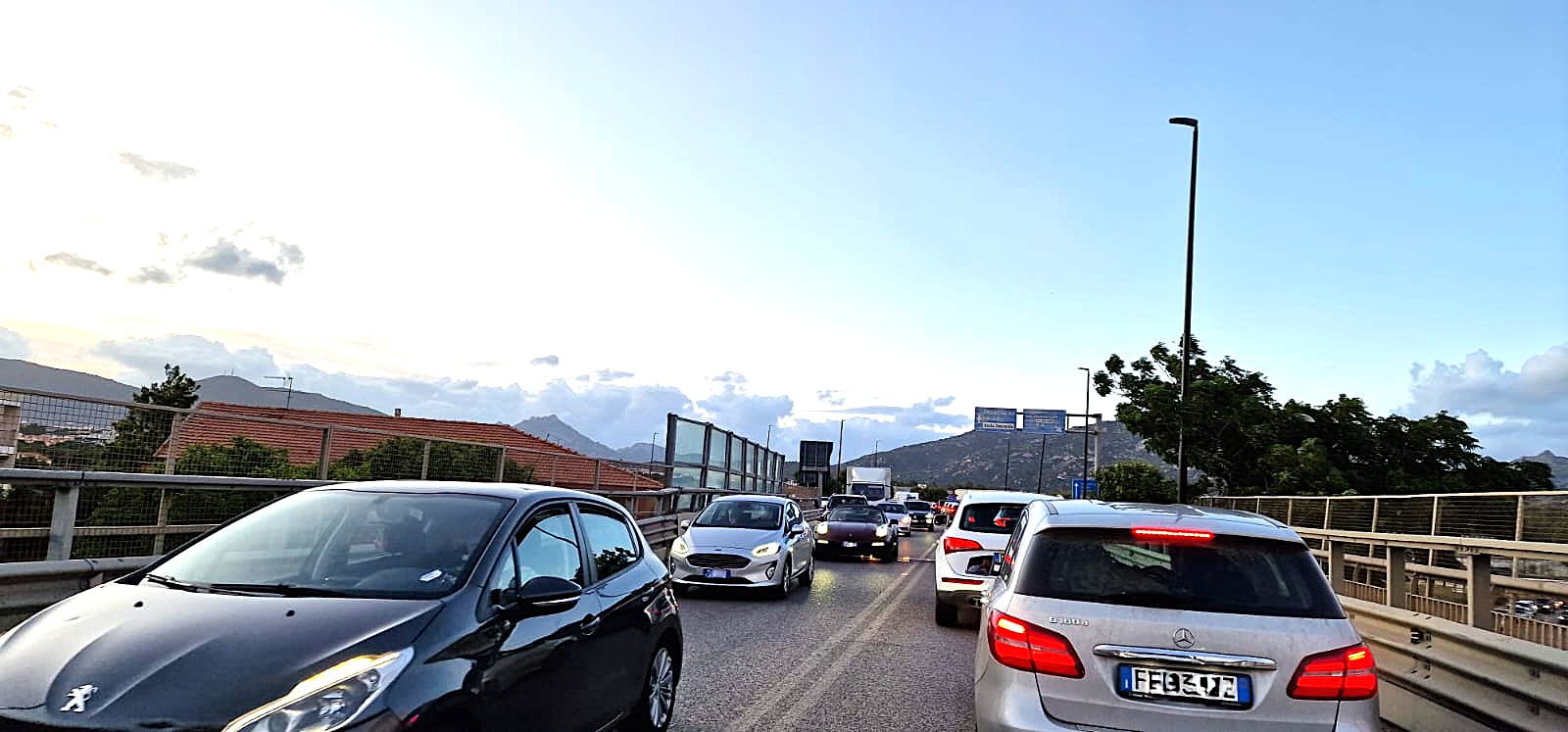 Olbia, traffico in tilt: città assediata dalle auto tra turisti e partenze