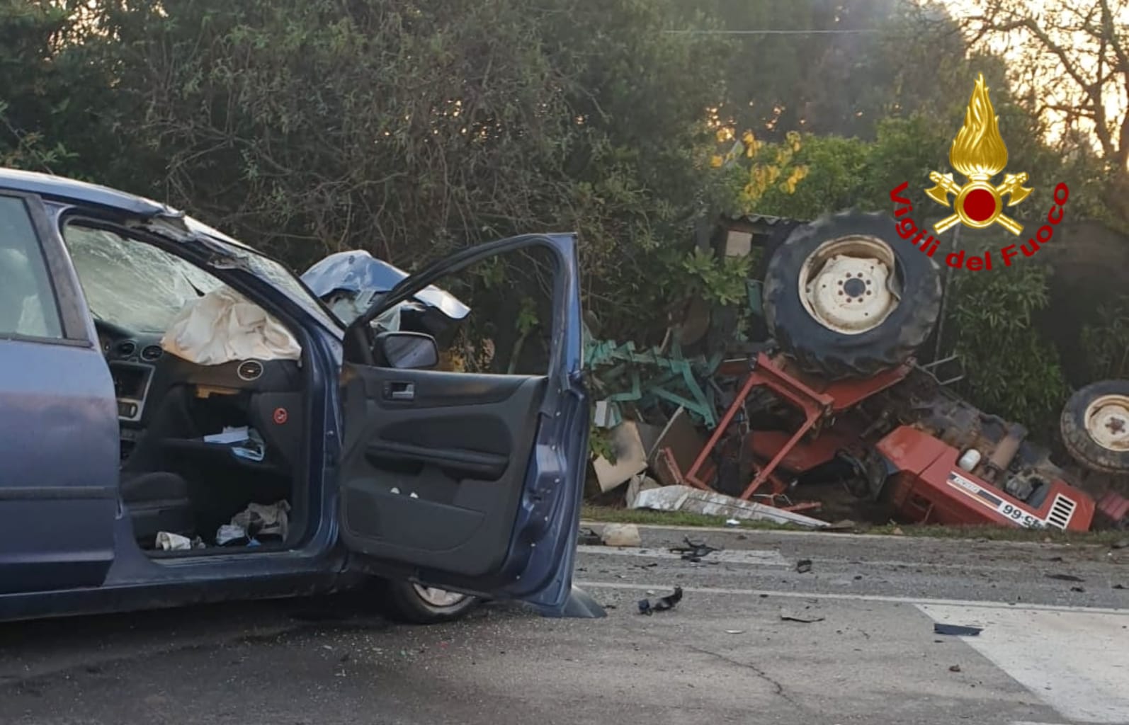 Scontro auto-trattore: due feriti