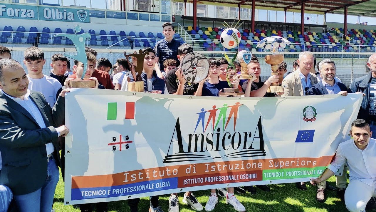 Olbia Calcio: i ragazzi dell'Amsicora realizzano il trofeo per il miglior player dell'anno