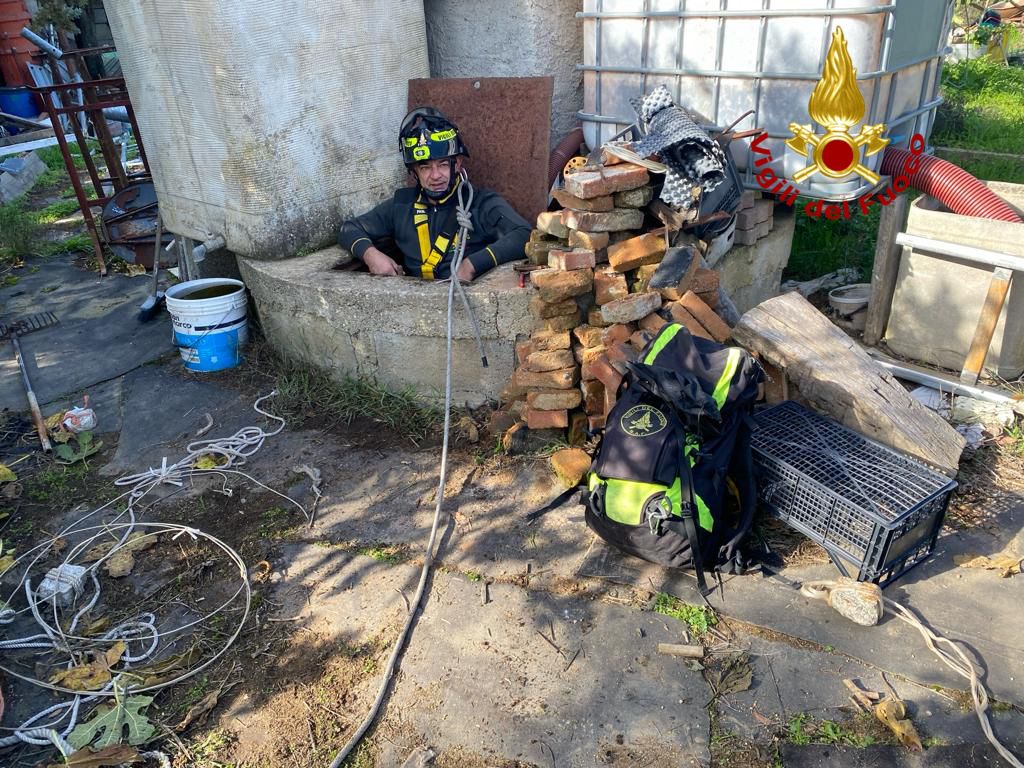 Uomo di 87 anni cade dentro un pozzo: salvato dai vigili del fuoco