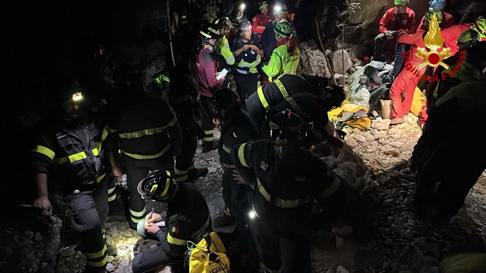 Urzulei, estratto vivo dalla grotta dopo una notte di soccorsi: il giovane è salvo