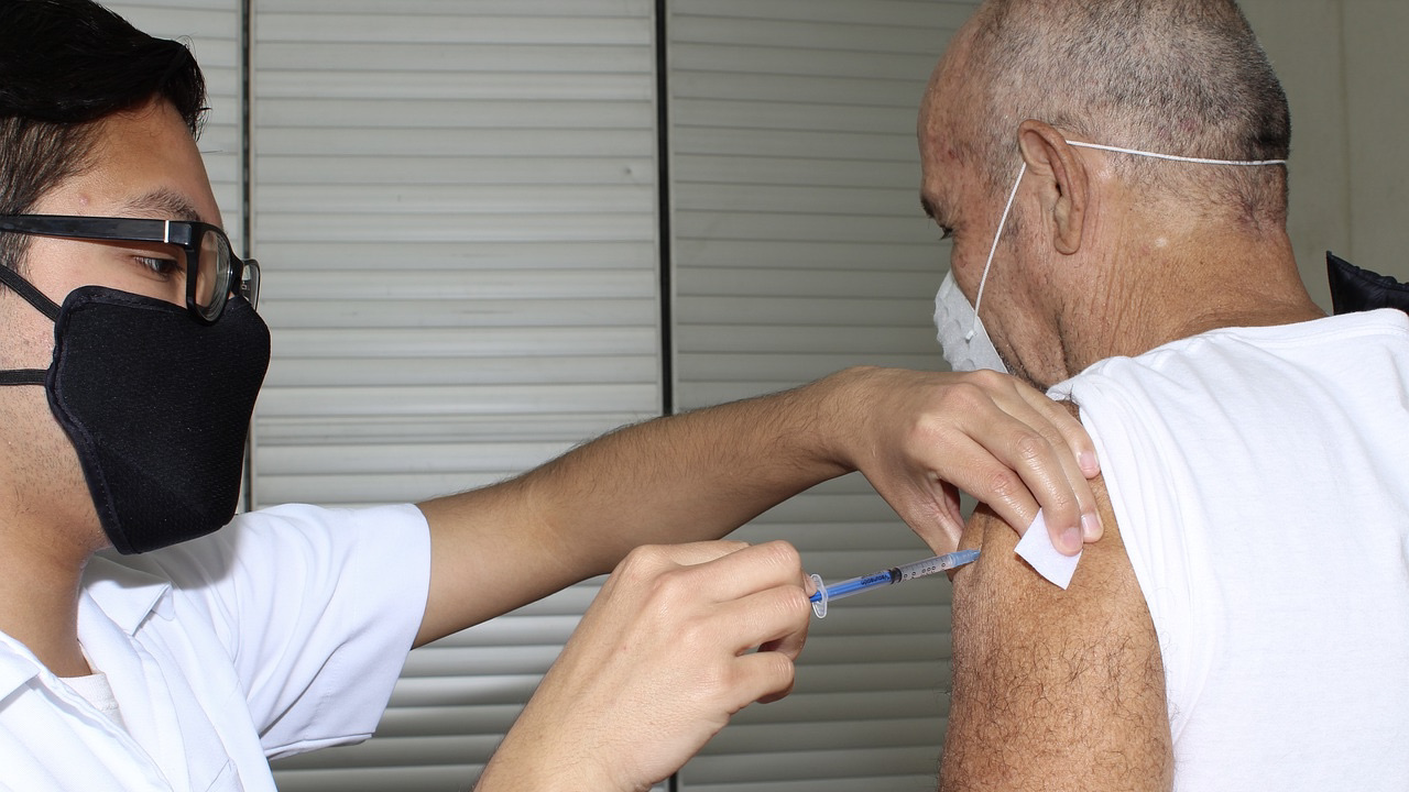 Aifa, mix di vaccini dopo reazioni avverse: ecco cosa cambia per gli over 60