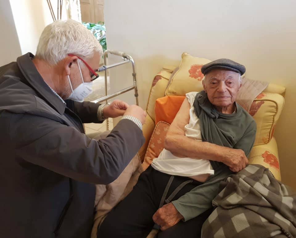 Arzachena: super nonno di 104 anni si vaccina contro il Covid-19
