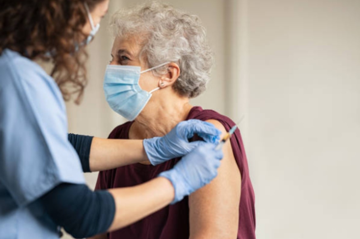 Vaccini Covid anche ai caregiver e familiari che assistono disabili