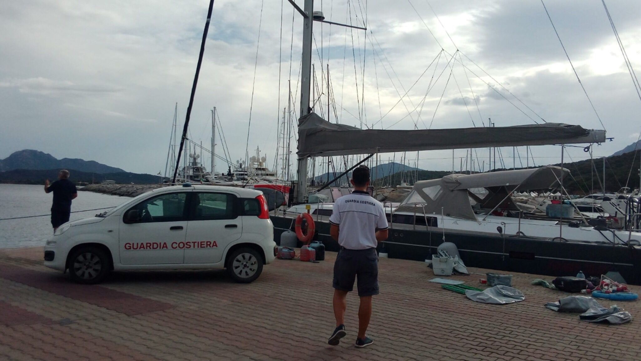 Portisco, imbarcazione a vela in fiamme: a bordo 2 persone