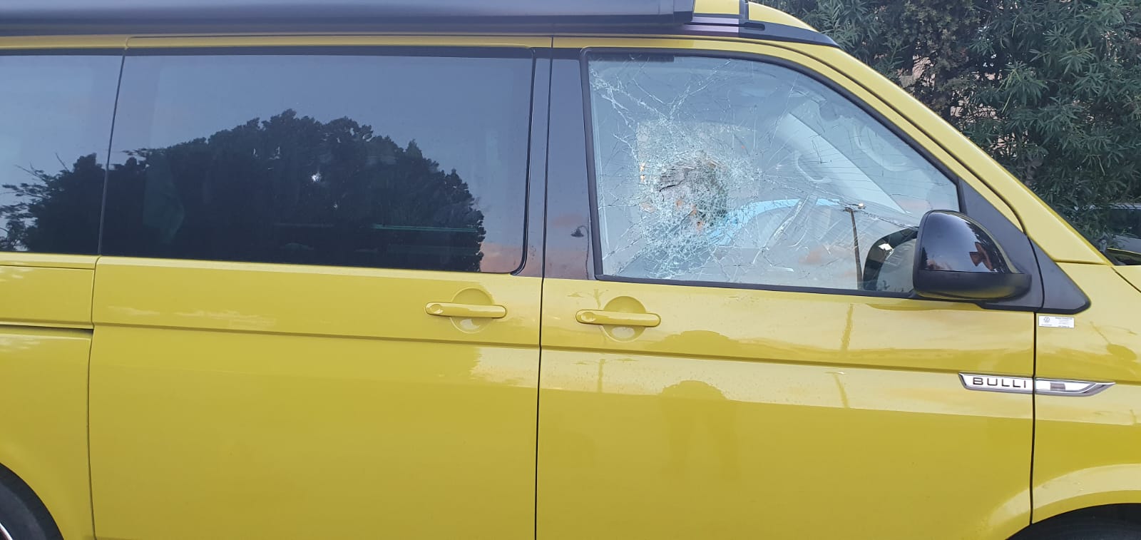 Olbia, tentato furto in centro storico ai danni di turisti: preso a mattonate il finestrino di un camper