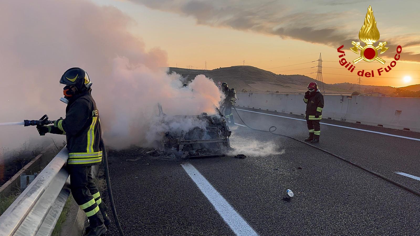 Auto in fiamme sulla SS 131: quattro persone salve