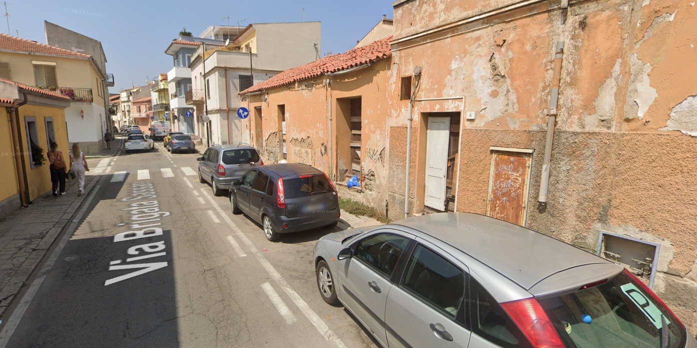 Olbia, partono i lavori sugli edifici abbandonati: strade chiuse e rifiuti rimossi