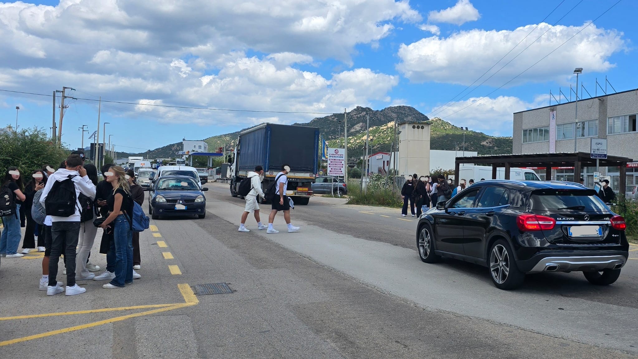 Olbia, studenti tra camion e corse sotto la pioggia: “Basta una distrazione e succede una tragedia”