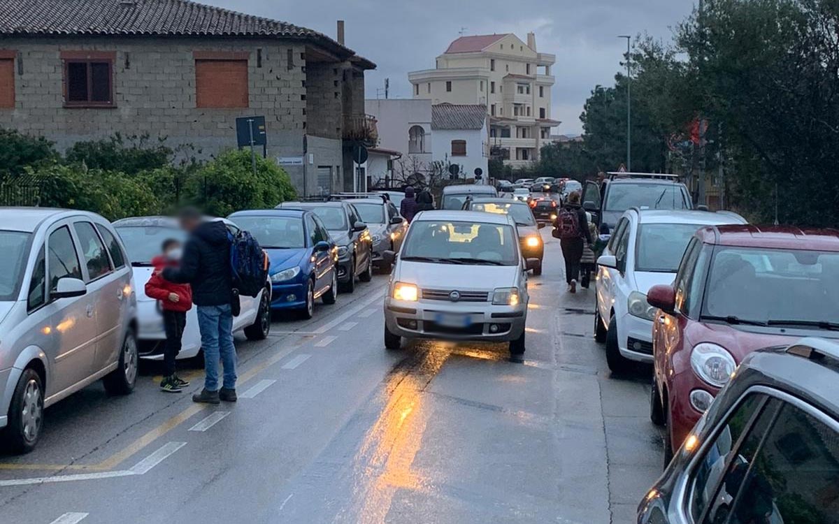 Bambini e genitori in pericolo in via Cimabue: servono i parcheggi