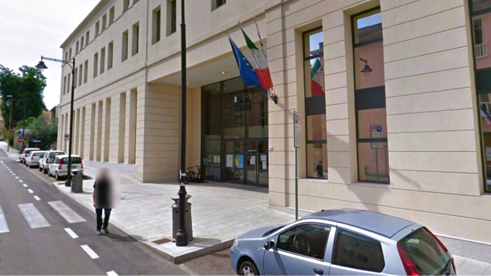  Olbia, prende a sassate vetrate del Municipio: denunciato il presunto autore