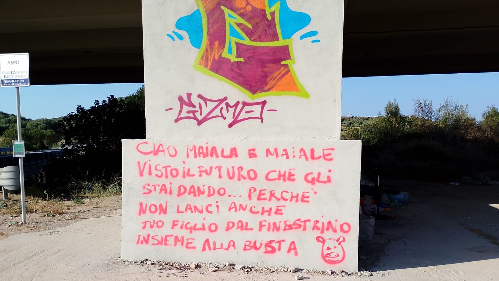 Olbia, il writer del decoro: imbratta un muro per fermare chi lancia i rifiuti
