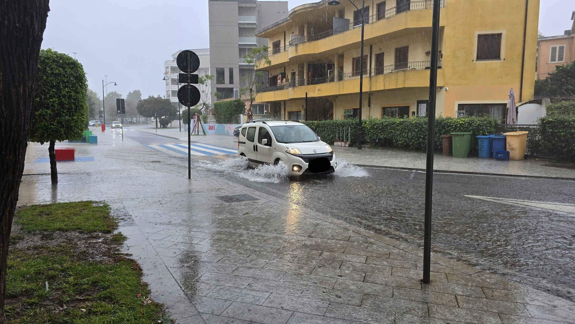 Olbia, pioggia a catinelle: ecco l'effetto piscina in via Nanni