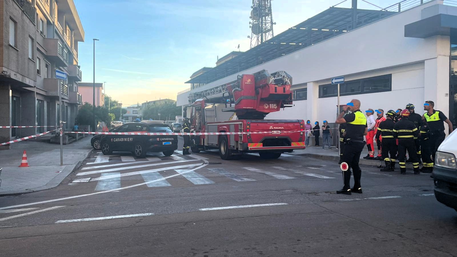 Olbia, sale sul tetto del “Palazzo Pulcini”: momenti di forte apprensione in viale Aldo Moro