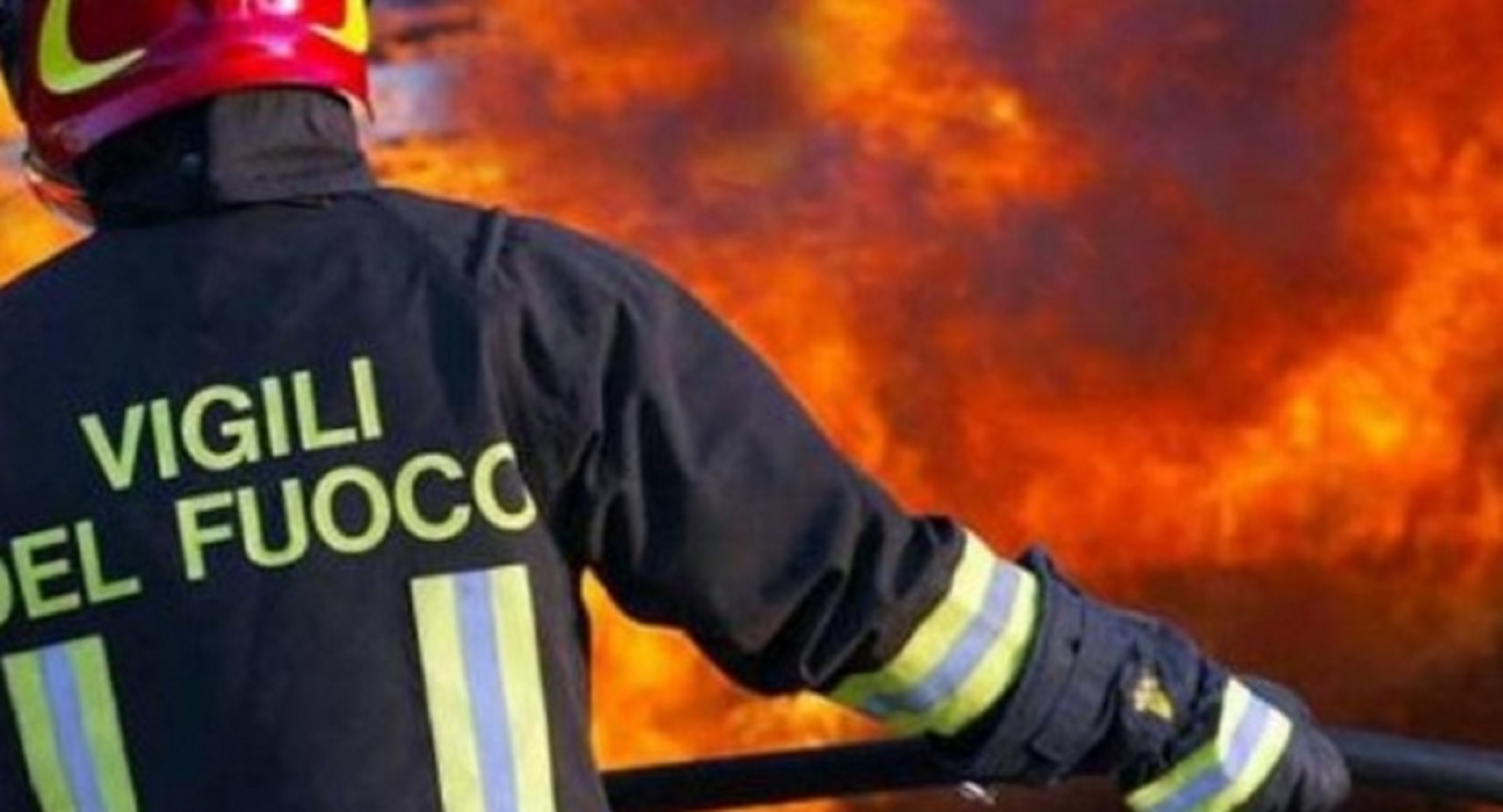 Rallentamenti sulla SS 293 a causa di un incendio