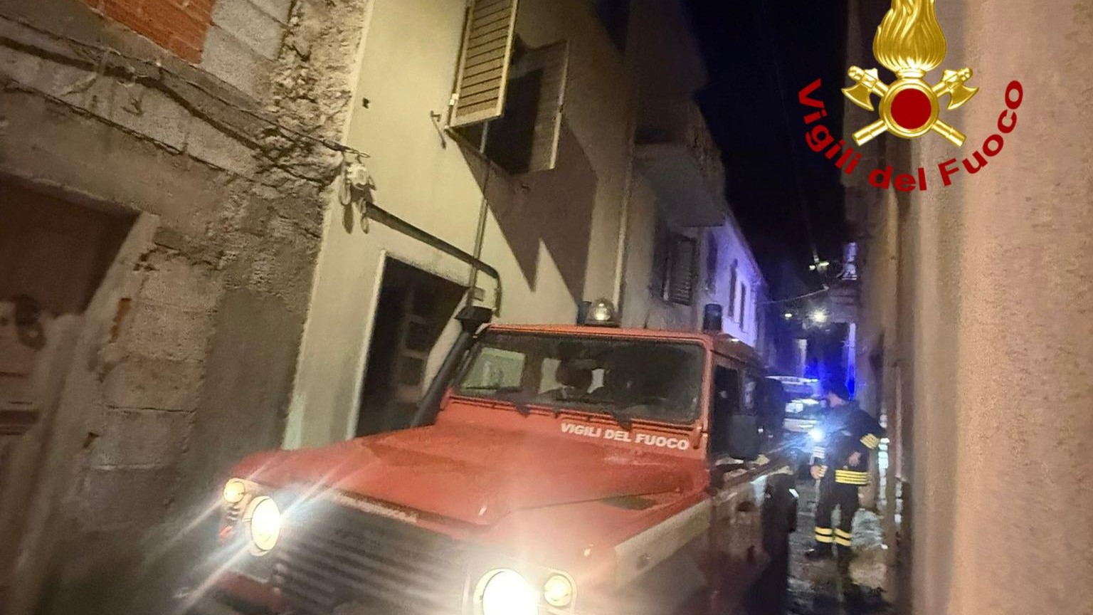 Incendio in un appartamento: tre persone in salvo