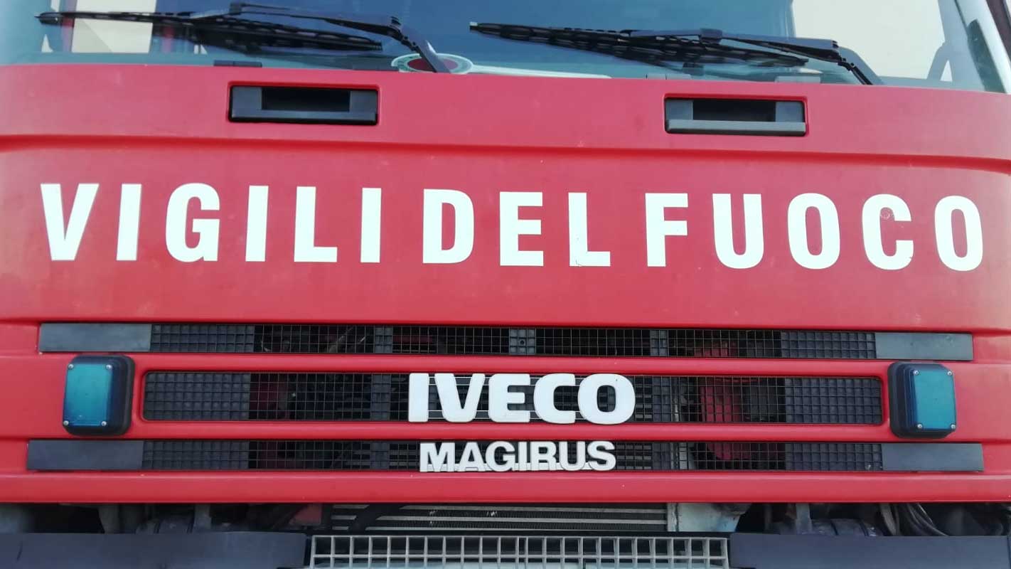Auto in fiamme: danni a un palazzo, persone intossicate