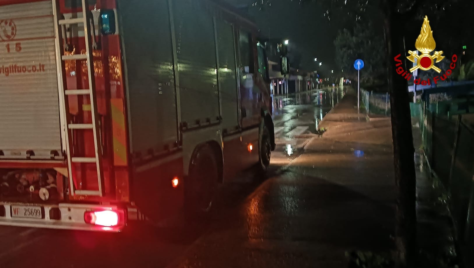 Incendio in un appartamento: salvati il proprietario e il suo cane