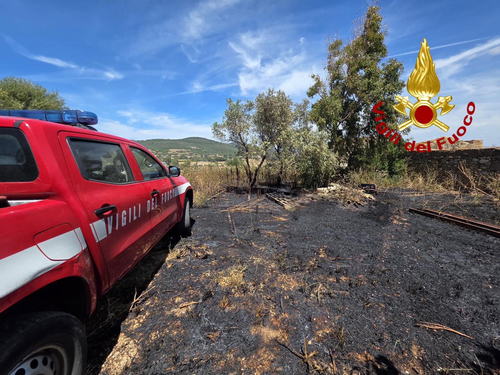 Incendio di sterpaglie minaccia un'abitazione: decisivo l'intervento dei Vigili del Fuoco
