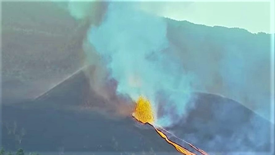 Eruzione vulcano isola La Palma: lava avanza verso il mare, nube preoccupa l'Italia
