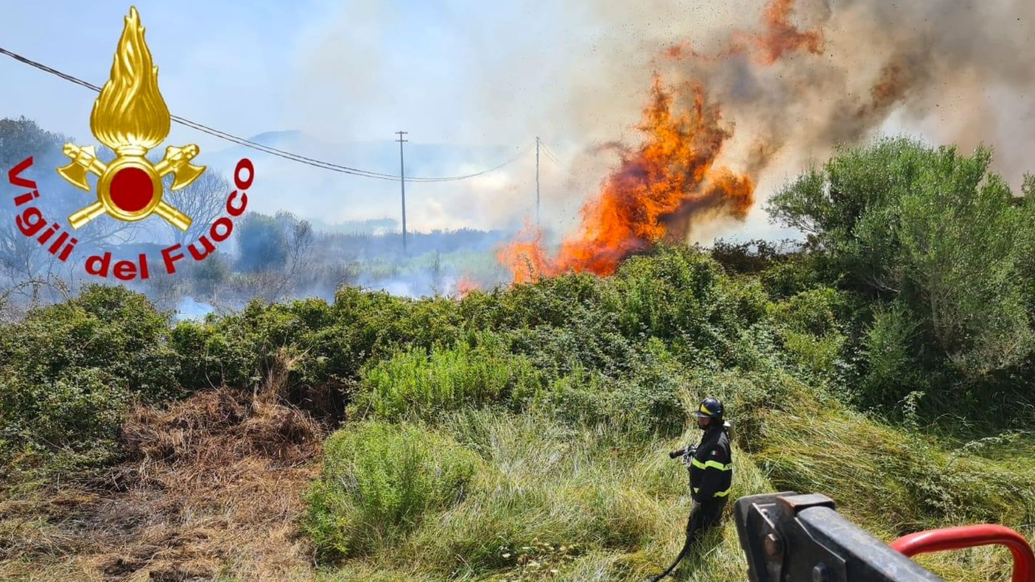 San Pantaleo, fiamme vicino alle case: sul posto anche i vigili del fuoco di Olbia