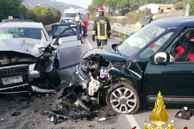 Arzachena, scontro tra auto: donna incinta in ospedale