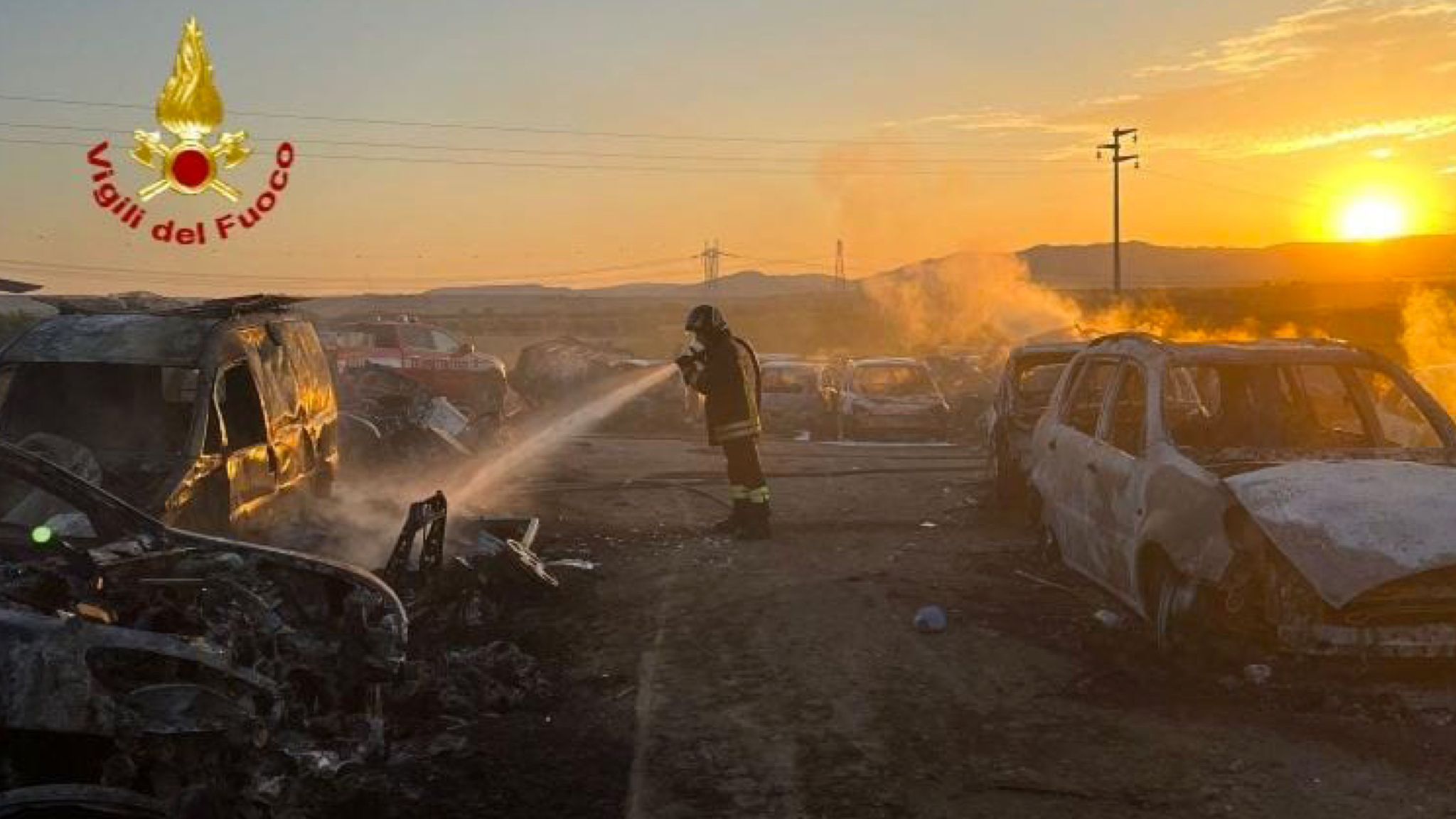 Incendio doloso in un deposito abusivo di auto: indagini in corso