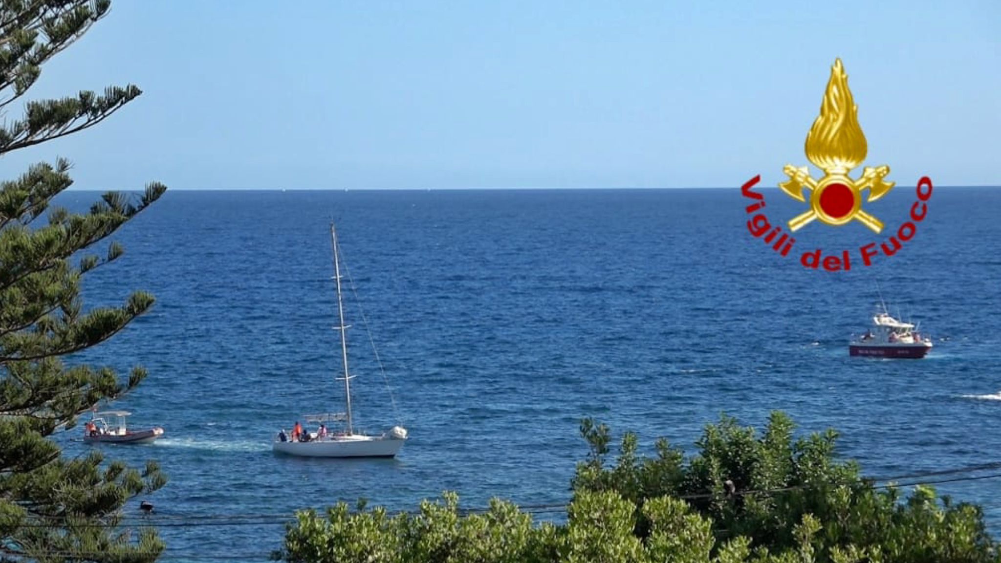Barca a vela contro secca: in azione i Vigili del fuoco