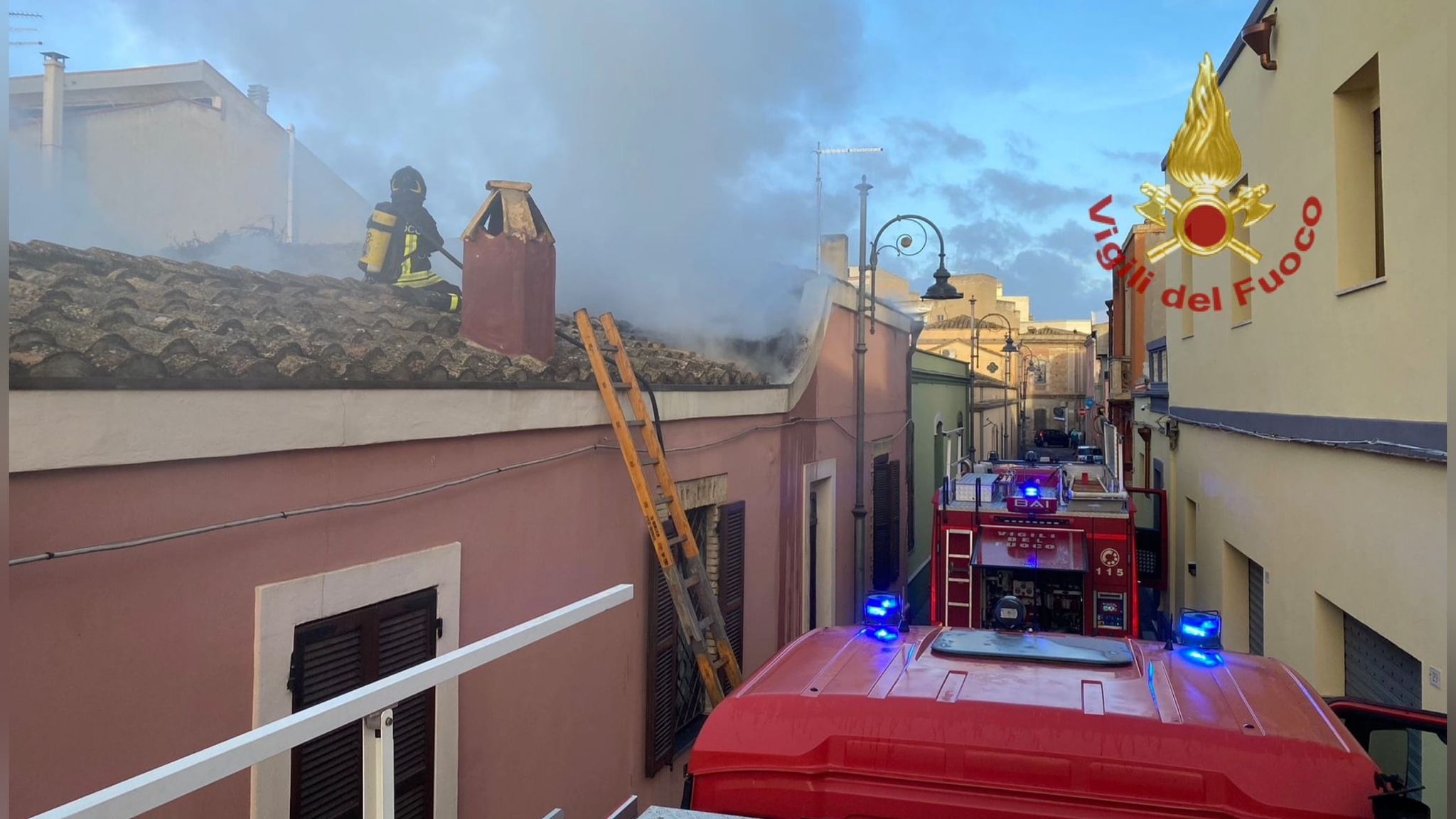 Fiamme in abitazione: struttura evacuata