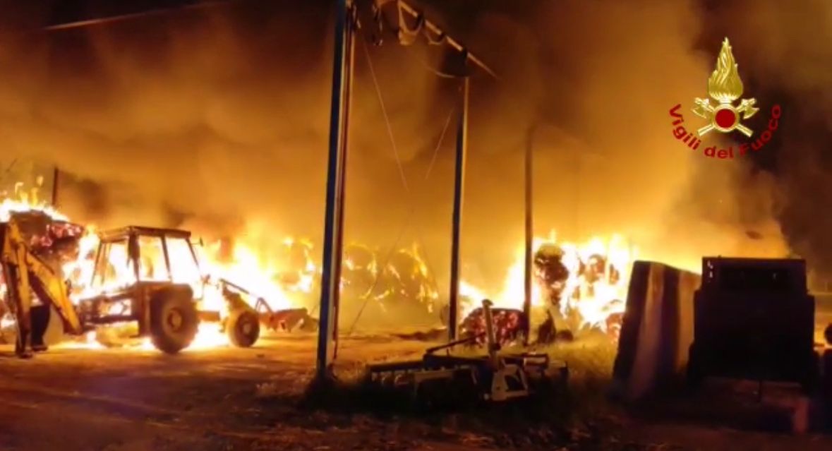 Vasto incendio in azienda agricola: distrutti alcuni mezzi