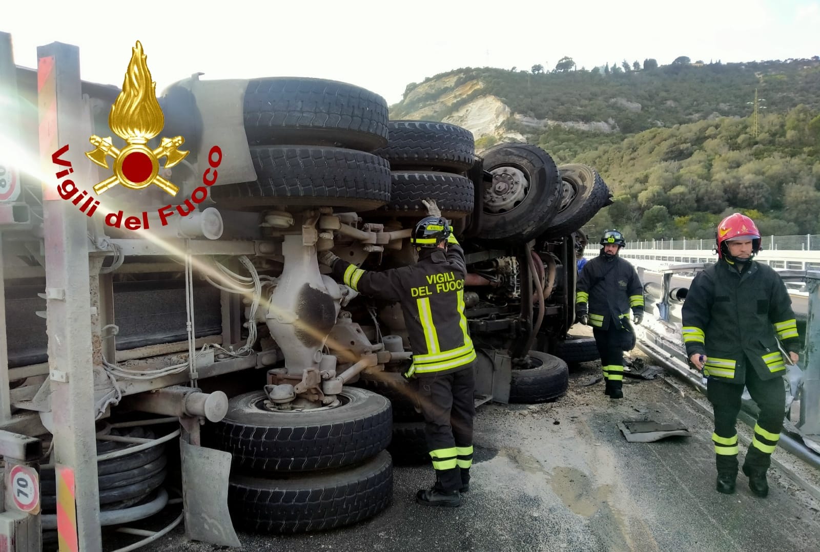 Nord Sardegna, mezzo pesante si ribalta: traffico in tilt