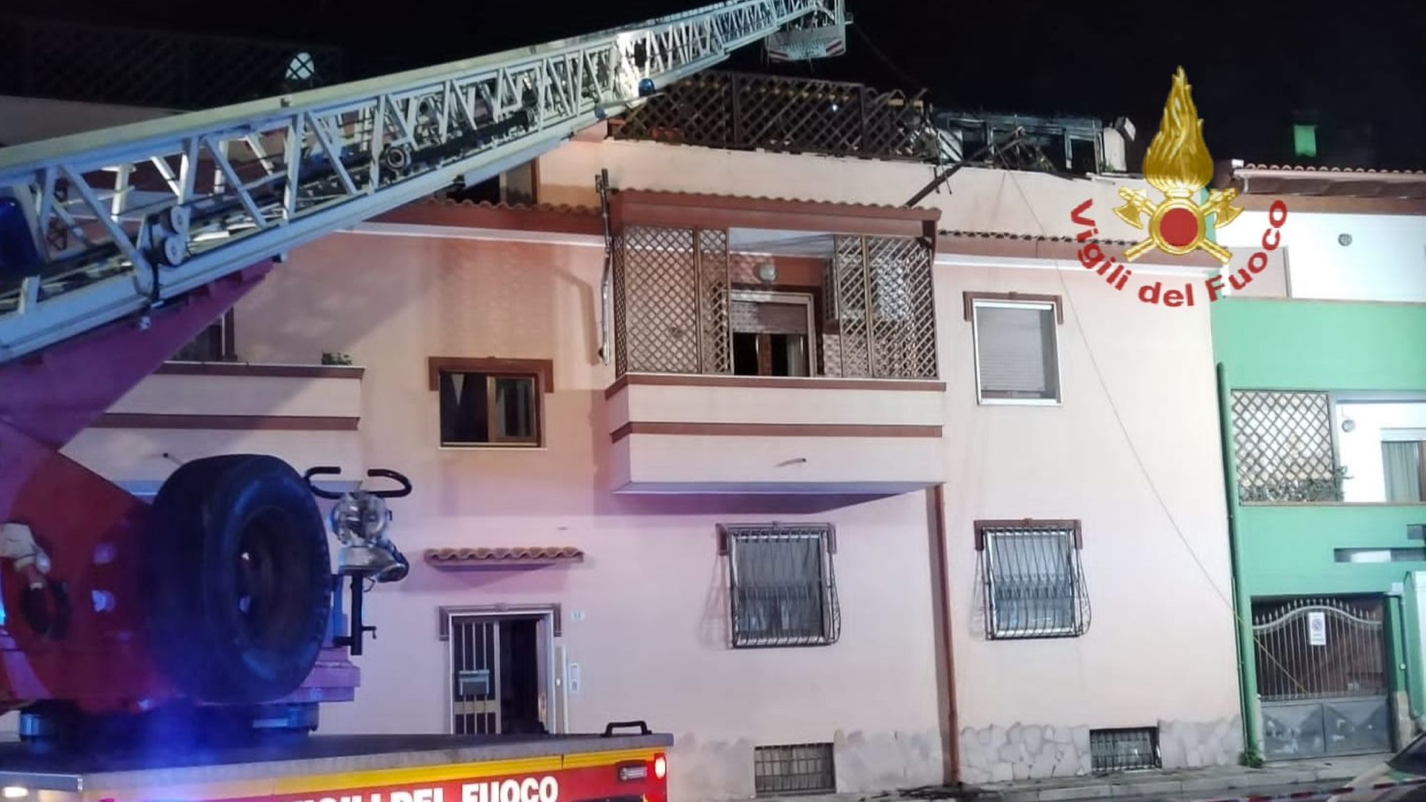 Paura per un grosso incendio: struttura evacuata