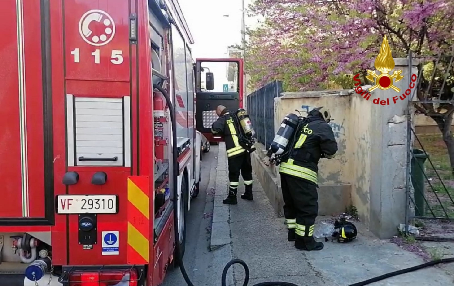 A fuoco arredi all'interno di ex scuola elementare: danni all'edificio