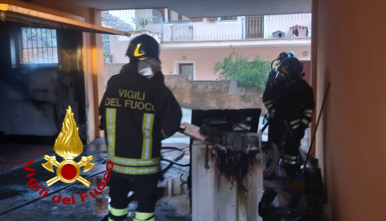 La Maddalena, a fuoco un garage: tempestivo intervento dei vigili del fuoco