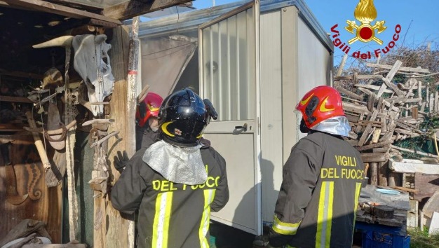 La Maddalena, a fuoco container: in azione i Vigili del fuoco