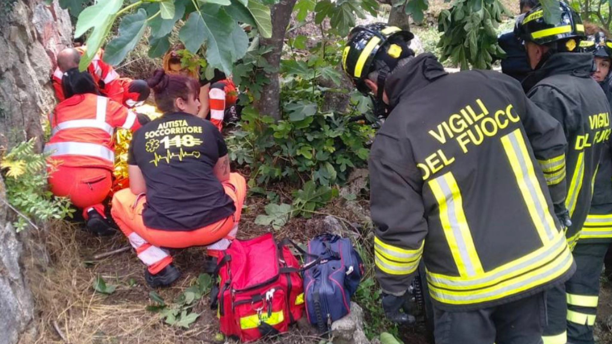 Con la moto contro il guardrail poi precipita per 7 metri: ferito
